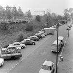 824968 Gezicht op de parkeerplaats bij het N.S.-station Rotterdam Noord te Rotterdam.